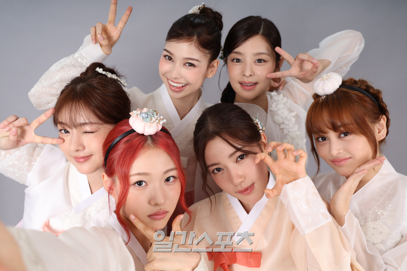 [한복인터뷰] “팬들과 첫 <b>추석</b>” 앳하트, 롤모델은 소녀시대… “새로...
