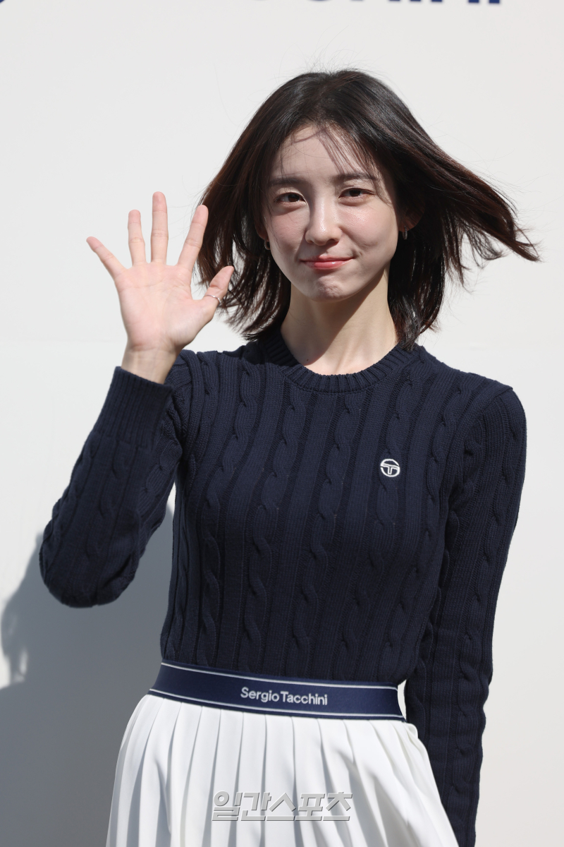 <b>박지현</b>, <b>열애설</b> 즉각 부인... “남성 실루엣? 지인과 여행” [공식]