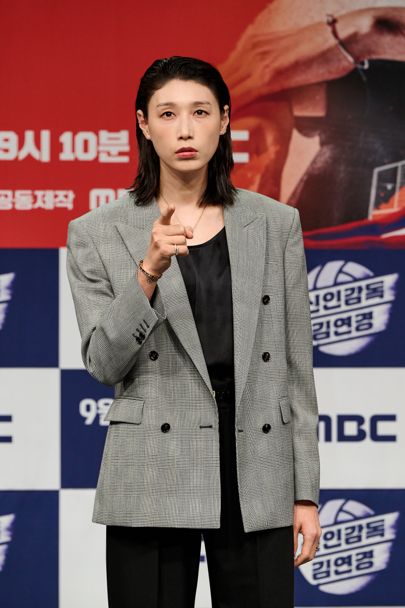 져도 재밌다…‘신인감독 <b>김연경</b>’ 예능감+스포츠 서사의 시너지 [줌인...