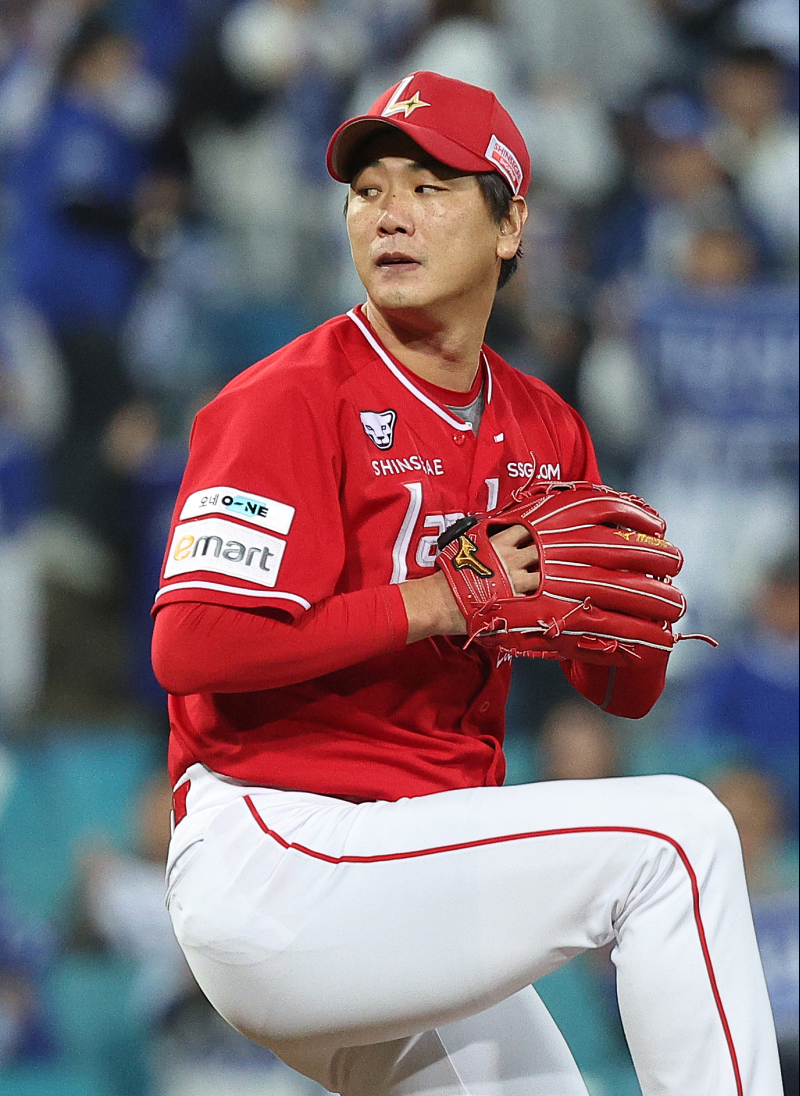 SSG <b>김광현</b>, PS 통산 100<b>탈삼진</b> 대업…'103개' 선동열에 이어 역대 두 번...