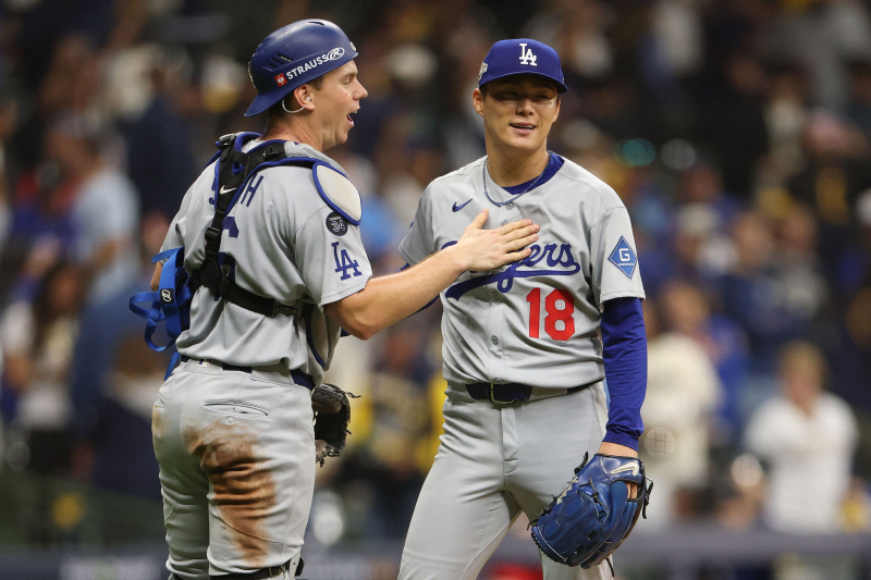 <b>야마모토</b>, 8년 만에 등장한 PS <b>완투승</b> 투수...<b>다저스</b> NLCS 2연승 견인