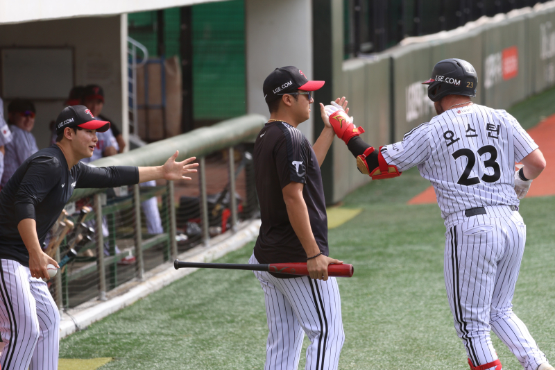 '초구 번트-지명타자 5명' <b>LG</b> 첫 <b>청백전</b> 어땠나...장현식-함덕주-박명근...