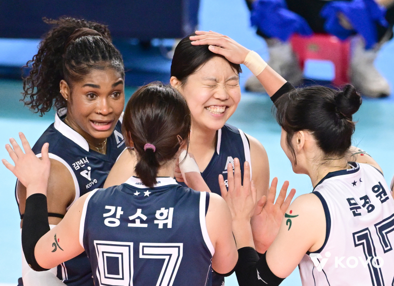 '모마 37점-<b>이지윤 데뷔</b>' <b>도로공사</b>, 흥국생명 꺾고 시즌 첫 승...현대캐...