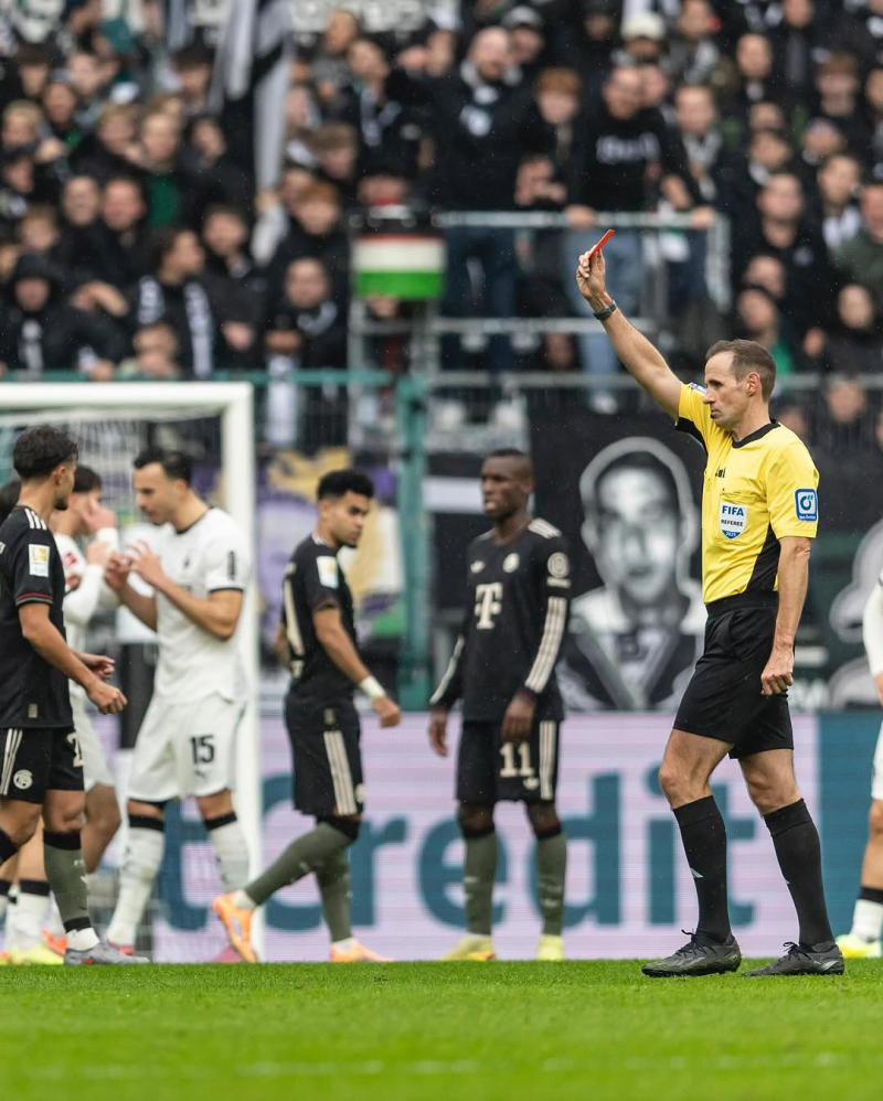 옌스, 과격 <b>태클</b>로 19분 만에 <b>퇴장</b>→KIM 풀타임 뮌헨, 3-0 완승