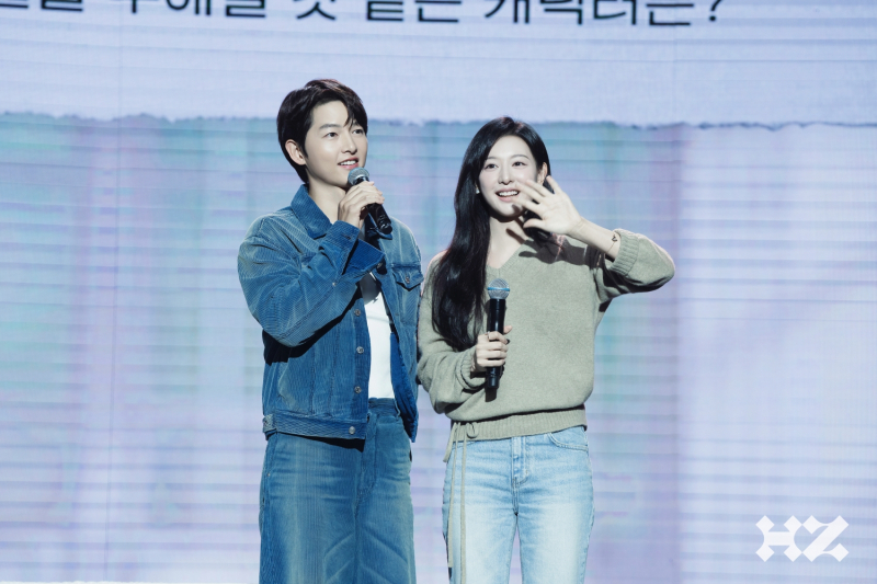 <b>송중기</b>, 단독 진행 <b>팬미팅</b> ‘스테이 해피’ 성료…<b>김지원</b> 깜짝 등장