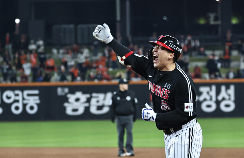 '<b>9회</b> 6득점' 0:3→1:3→1:4→7:4 <b>LG</b> 기적 같은 역전승, 통합 우승까지 1승...