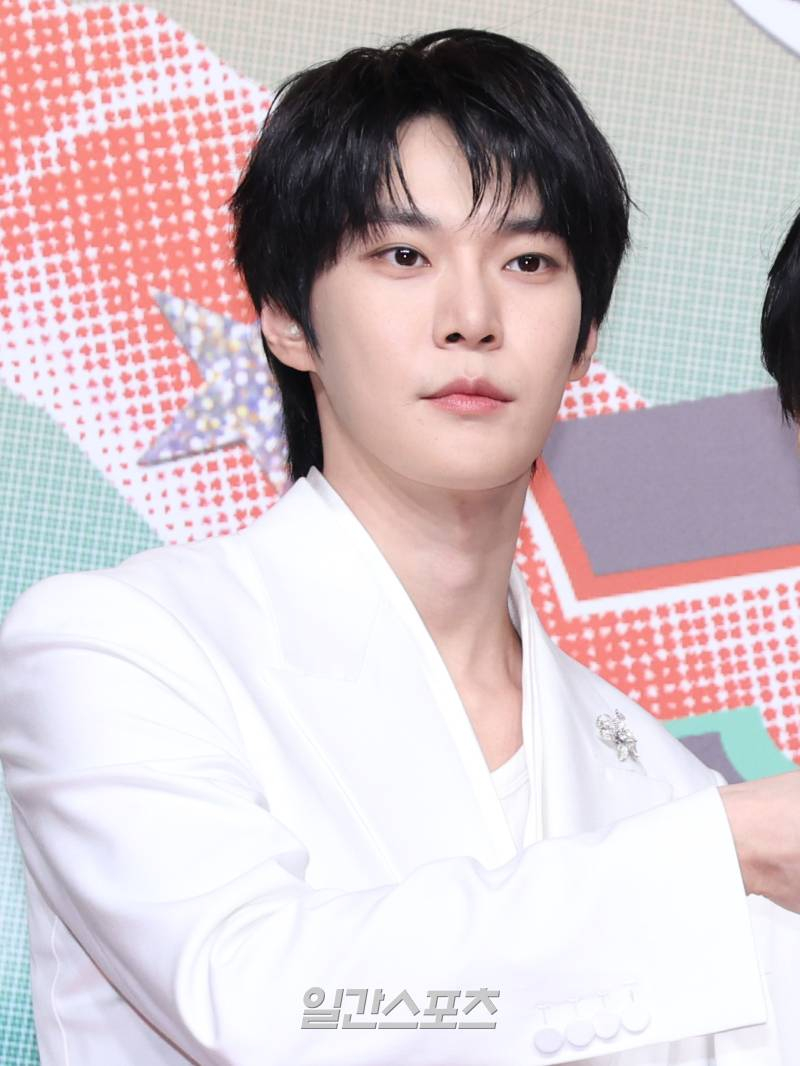 한국시리즈 5차전 , NCT 도영 애국가 제창...이글스 레전드 <b>장종훈</b>·정민...