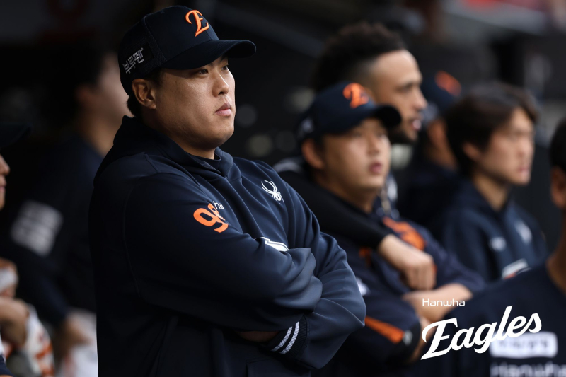 벼랑 끝 한화, <b>류현진</b>까지 <b>불펜 대기</b> 초강수...폰세, 와이스 제외 총동...