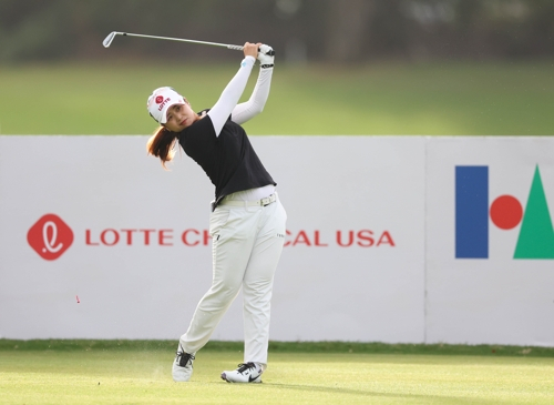 <b>최혜진</b>, <b>메이뱅크 챔피언십</b> 2R 선두…LPGA 투어 첫 승 도전