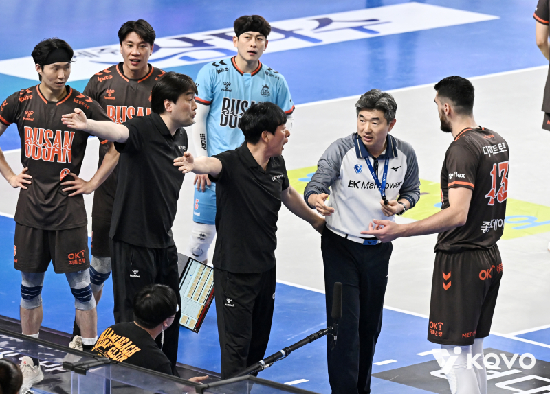 오판독, '전광인·신호진 더비' 치열했던 신경전...승자는 <b>OK저축은행</b>이...