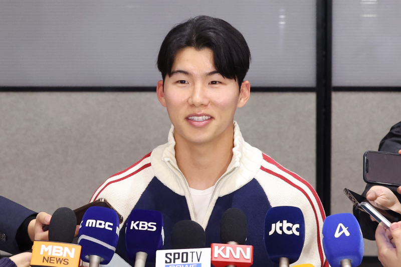 WS <b>우승</b> 반지 들고 <b>금의환향</b>...<b>김혜성</b> "데뷔 시즌 30점, 내년엔 1년 내내...