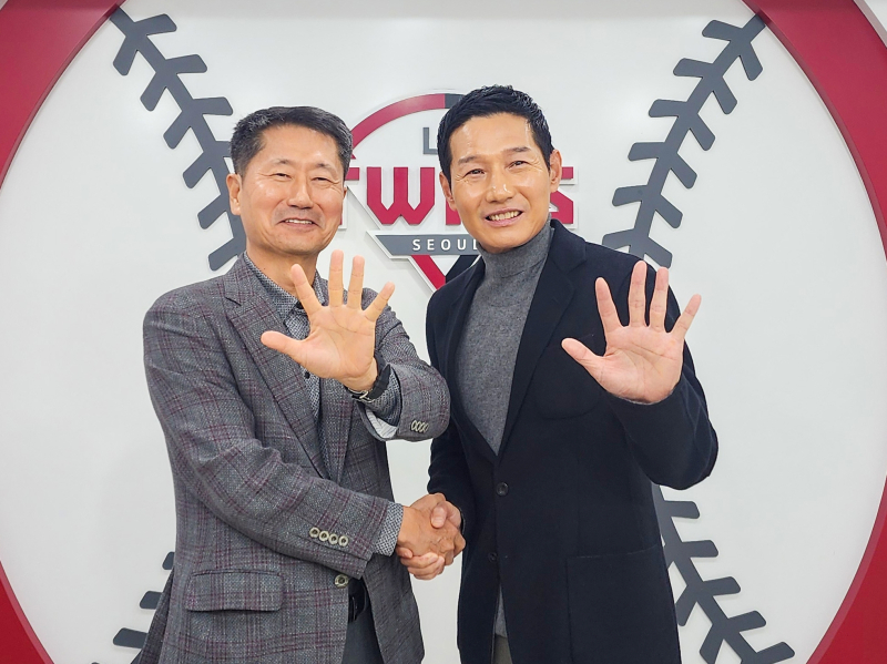 LG <b>염경엽 감독</b>, 사령탑 최초 총액 30억원 시대 열었다...3년 <b>재계약</b>