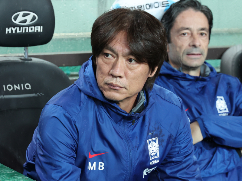 ‘WC까지 7개월’ <b>홍명보호</b>, <b>중원</b> 구멍→우려 커졌다…황인범 이어 백승...