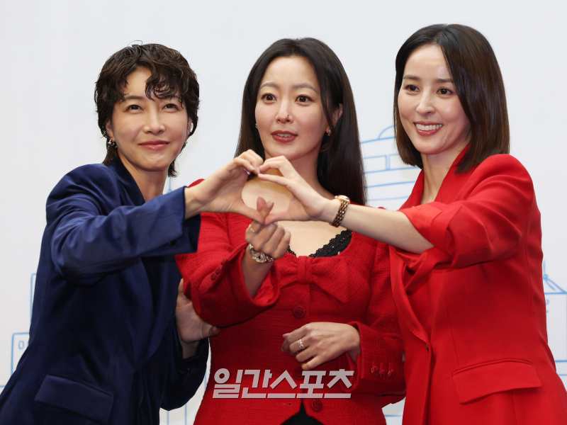 [포토] 진서연-<b>김희선</b>-<b>한혜진</b>, 절친 '미녀 삼총사' <b>케미</b> 기대해 주세요