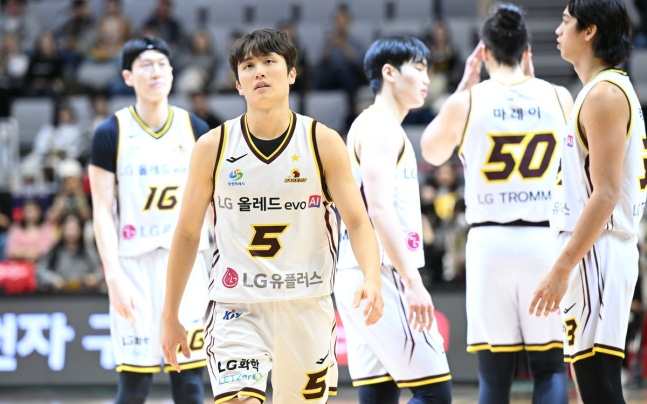 '양준석 활약' <b>LG</b>, KT전 82-67 승리…3연승으로 <b>단독 선두</b>