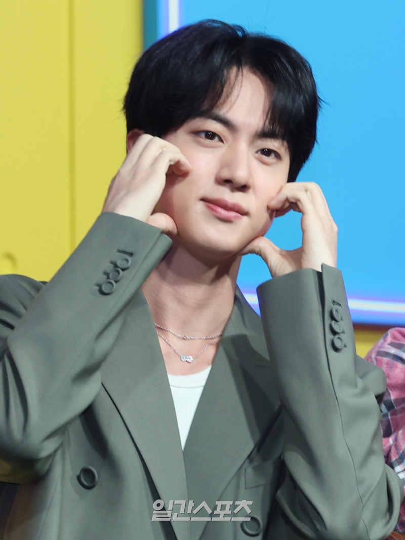 <b>BTS 진</b> 볼에 입 맞춘 일본인 여성, 결국 재판행