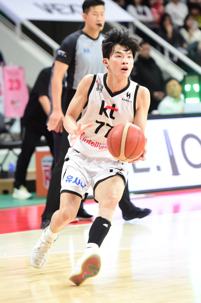 '<b>윌리엄스</b> 21점·신인 강성욱 데뷔전 3AS' <b>KT</b>, <b>정관장</b> 꺾고 연패 탈출 [I...