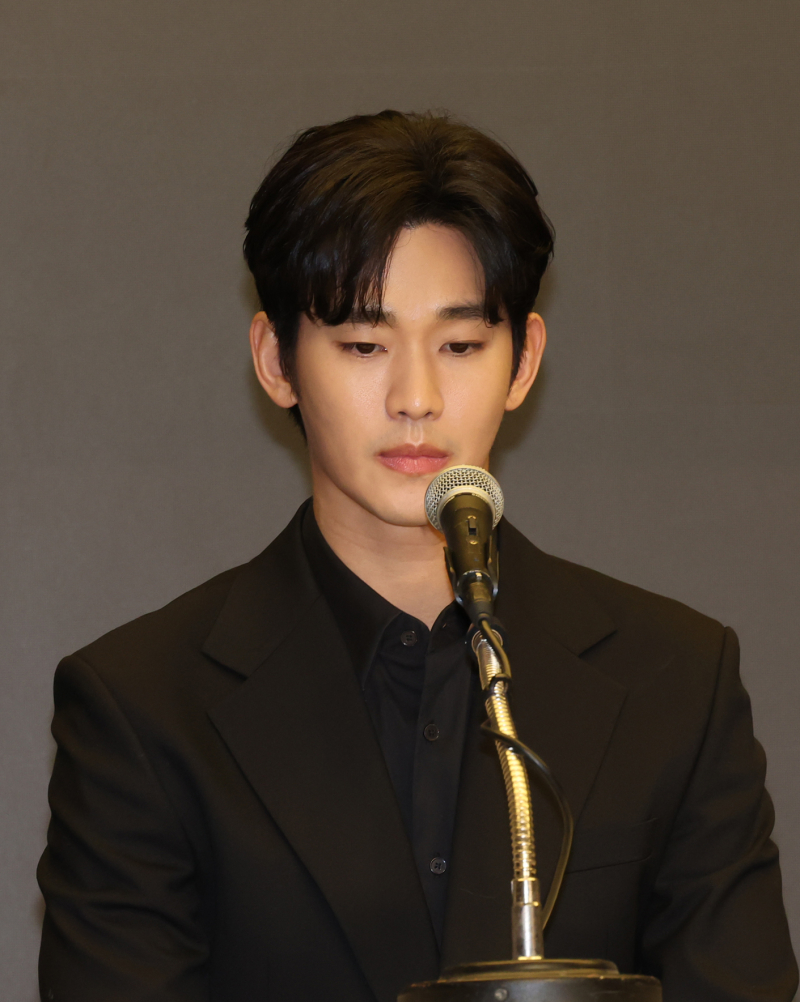 ‘사생활 이슈’ <b>김수현</b>, <b>광고</b>주와의 손배소 오늘(21일) 열린다 [왓IS]