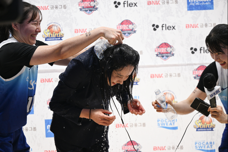 최윤아 감독 <b>첫 승</b>…'홍유순 27점 맹활약' <b>신한은행</b>, 하나<b>은행</b> 꺾고 홈...