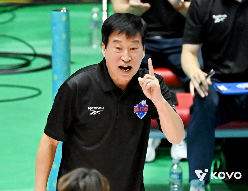 '우승 1순위→7연패 최하위' 충격의 IBK기업은행, <b>김호철 감독</b> 자진 <b>사퇴</b>
