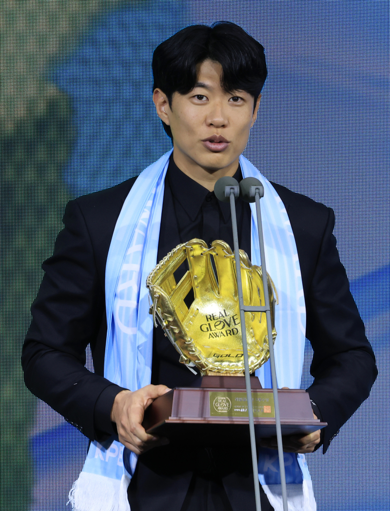 '<b>선수</b>들이 뽑은 MVP' <b>송성문</b>, 리얼글러브 <b>올해의 선수</b>상 "퓨처스 <b>선수</b>들...