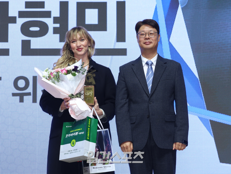 [포토]<b>조아제약프로야구 대상</b> 수상한 폰세