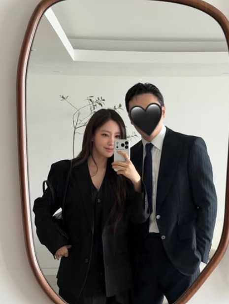 <b>효민</b>, 남편과 <b>함은정 결혼식</b> 참석… “혼자가 아닌 둘” [IS 하이컷]