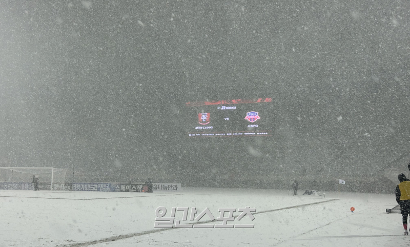 [속보] ‘역사상 처음’ <b>폭설</b>로 경기 <b>취소</b>…<b>부천</b> vs <b>수원FC</b> 승강 PO 1차전...