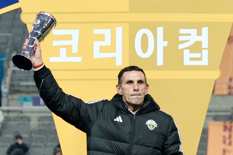 [공식발표] <b>포옛 감독</b>, 결국 전북 떠난다…"타노스 코치 <b>사임</b>으로 심리...
