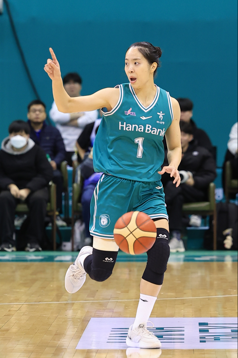 ‘<b>박소희</b> 3점 4개·20점 폭발’ <b>하나은행</b>, 신한<b>은행</b> 꺾고 <b>5연승</b> 질주…첫...