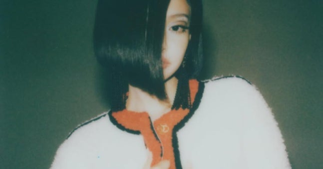 جيني تستحضر أسلوب الستينات، فاشن ريترو جديد في K-pop