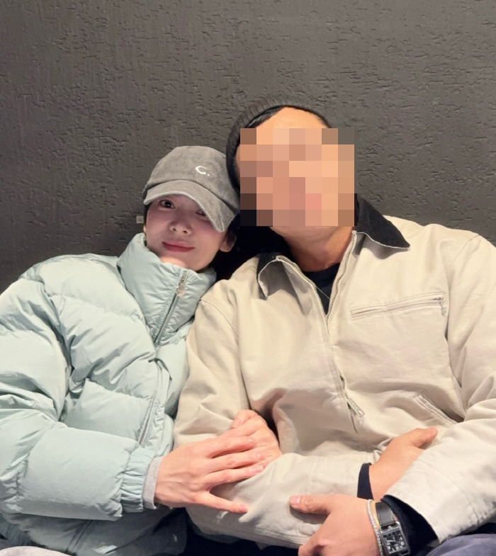 <b>송혜교</b>, 차기작 촬영 끝났다… <b>남사친</b>과 축하 기념 ‘<b>팔짱</b>’ [IS하이컷]