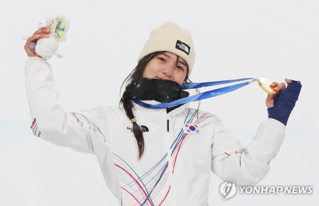 “영화보다 더 영화 같아”.. 최가온, 한국 첫 금메달에 축하 물결 [왓IS]