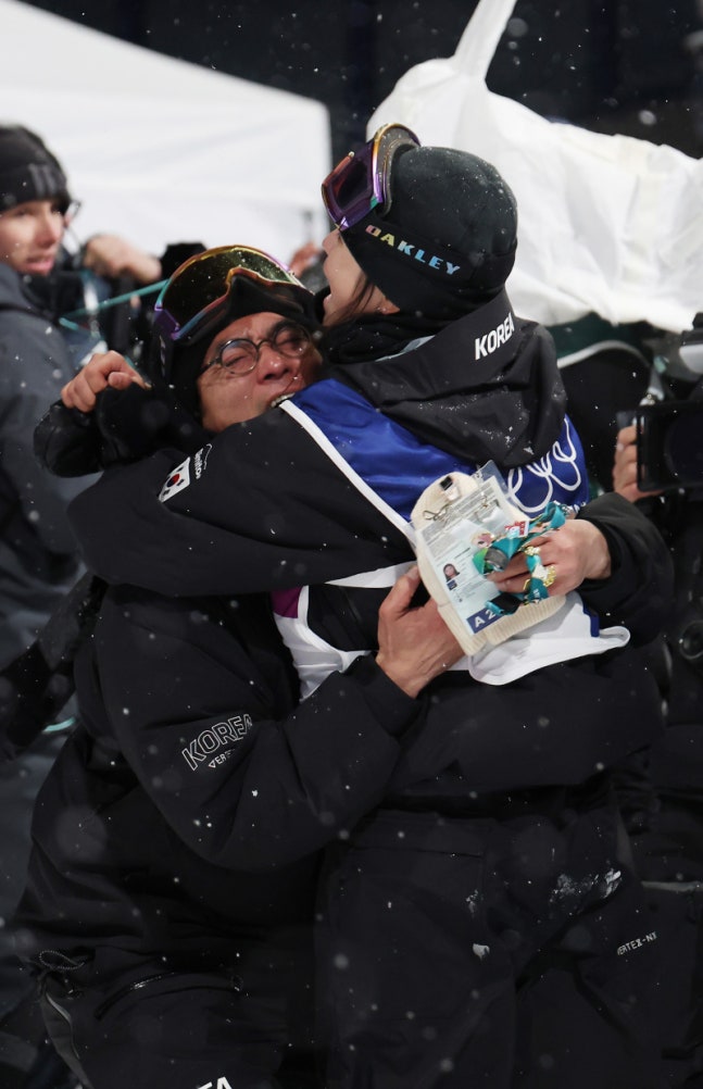 최가온이 만든 눈물의 금메달 서사, 아버지 "하늘을 날 거 같다" [2026 밀라노]