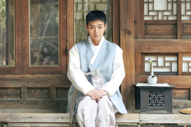 朴志訓韓服迎新年 以《與王生活的男人》溫暖問候並投入《菜鳥伙房兵》拍攝