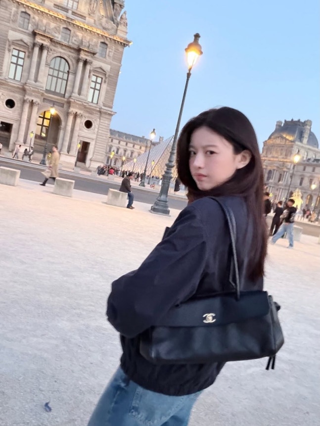파리에서도 윤정님의 미모는 언제나 맑음