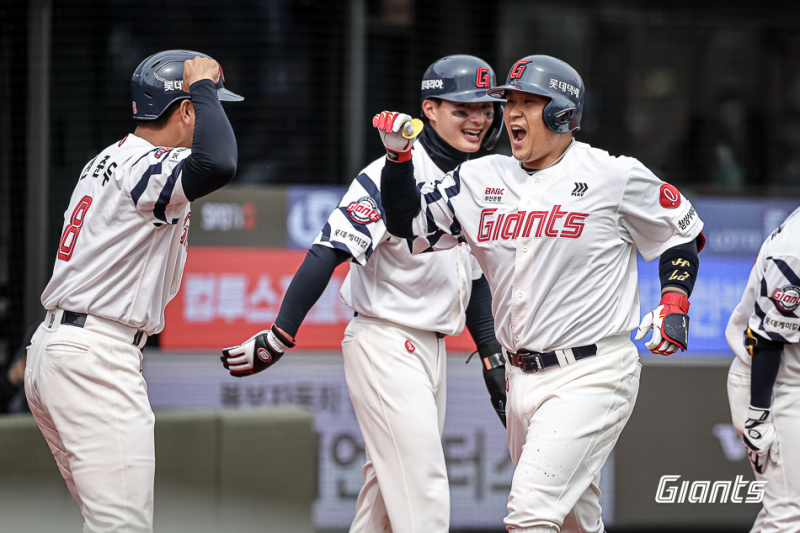 '비슬리 쾌투+유강남 멀티포' 롯데, 한화 꺾고 시범경기 1위 질주...2위 두산은 KIA와 무승부