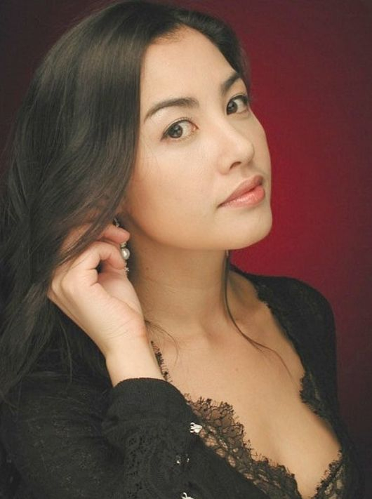 김지원의 단발 변신과 우아한 분위기