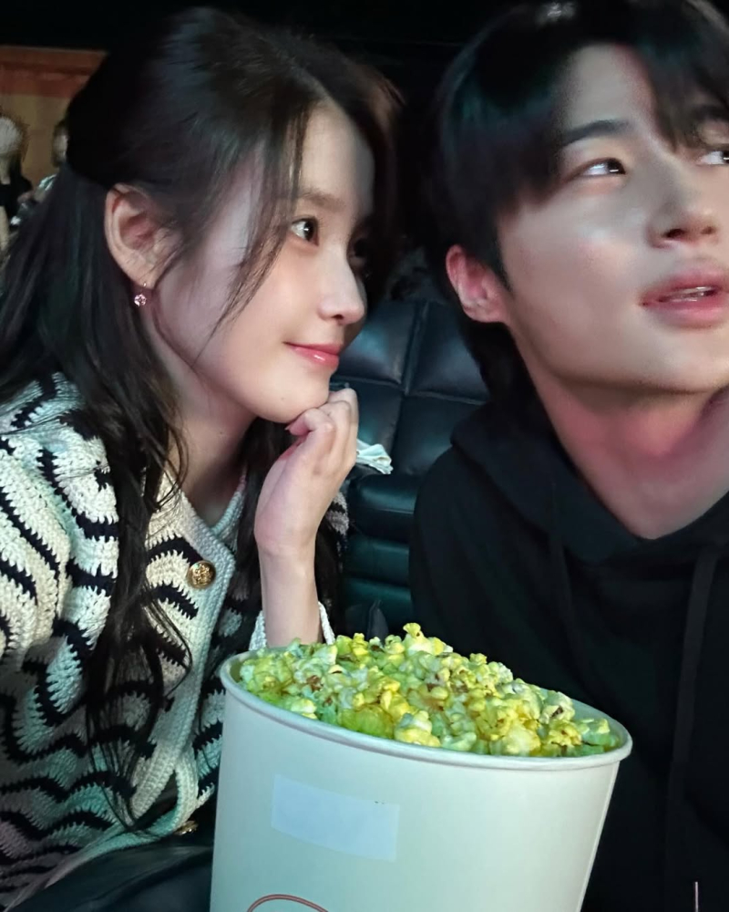 아이유 , ♥변우석과 다정 투샷…‘대군부인’ 상승세에 해맑 미소 [IS하...