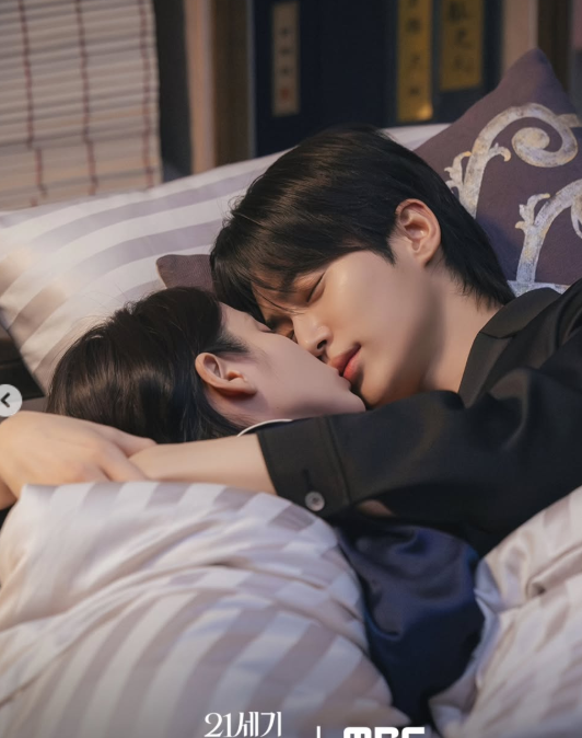‘21세기 대군부인’ 아이유 ♥변우석, 긴장되는 첫날 밤... ‘대군쀼’ ...