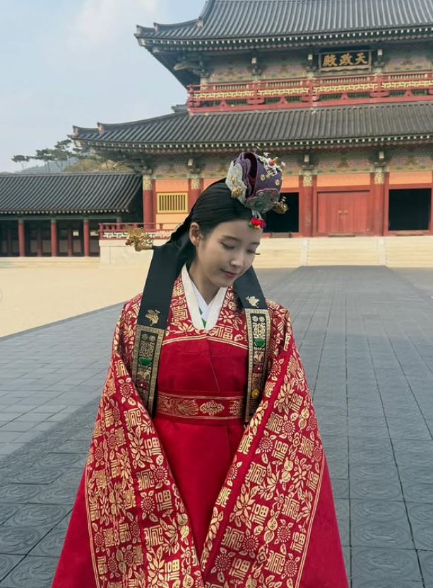 [IS하이컷] 아이유 , 8년 거슬러 혼례 올렸다…‘달의 연인’ 비극 끝