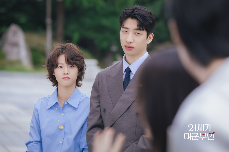 아이유 ·변우석 옆 ‘미친 존재감’ 유수빈·이연의 재발견 [줌인]