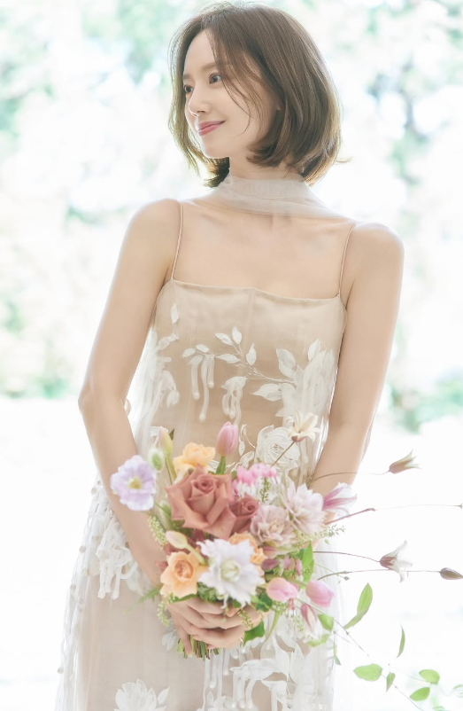[IS하이컷] ‘6월 <b>결혼</b>’ <b>문채원</b>, 눈부신 웨딩 화보 …단발부터 우아한...