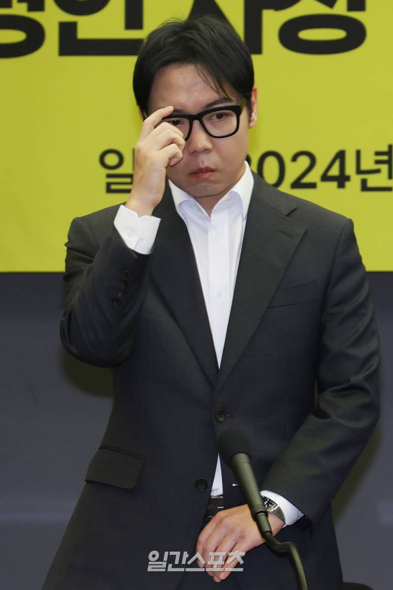 개그맨 <b>황현희</b> 오늘(10일) <b>부친상</b>…상주로 빈소 지켜