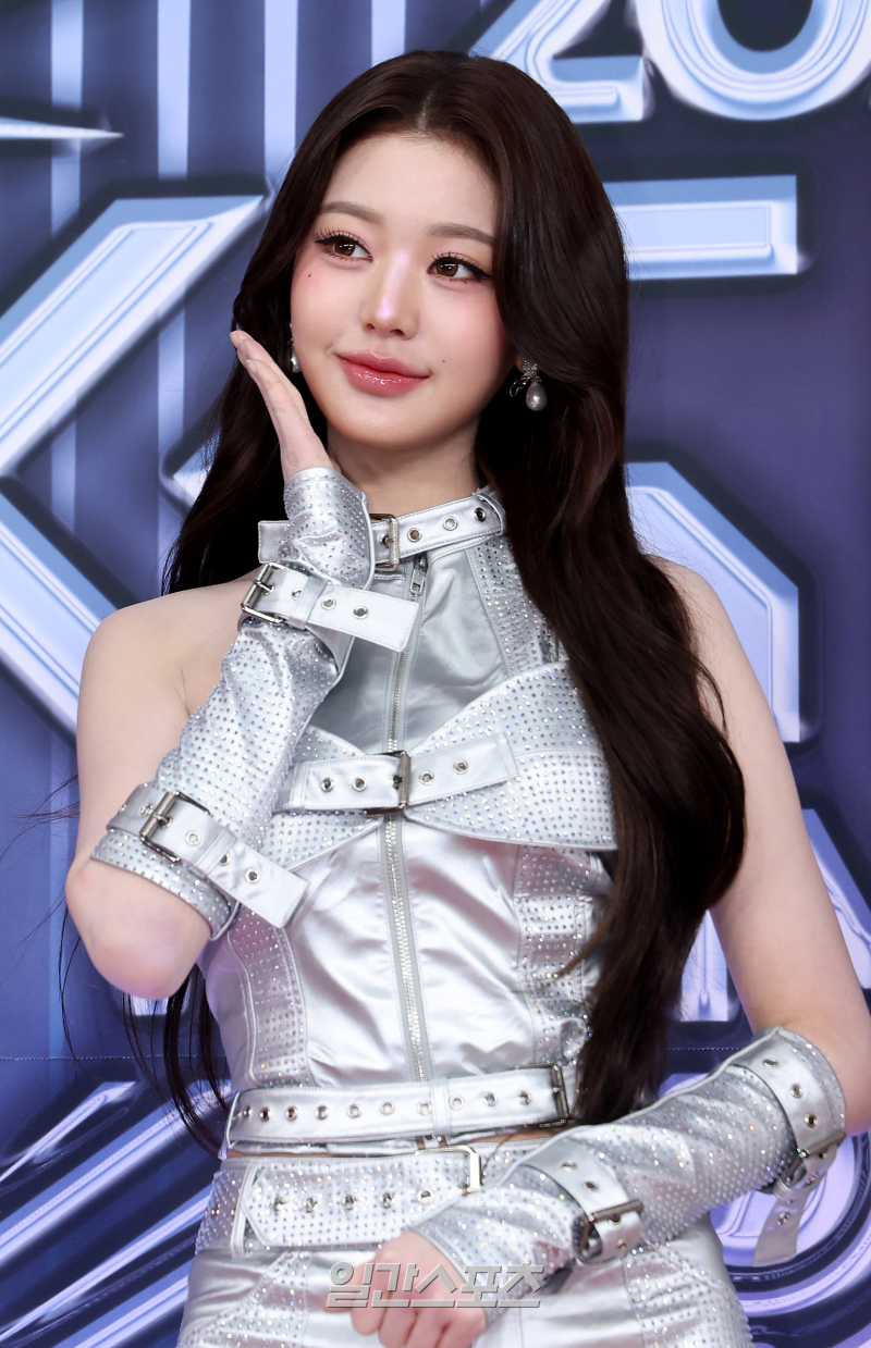 아이브 <b>장원영</b>, <b>악플러</b> 잡는다…스타쉽 “국내외 플랫폼 수사 진행 중”...