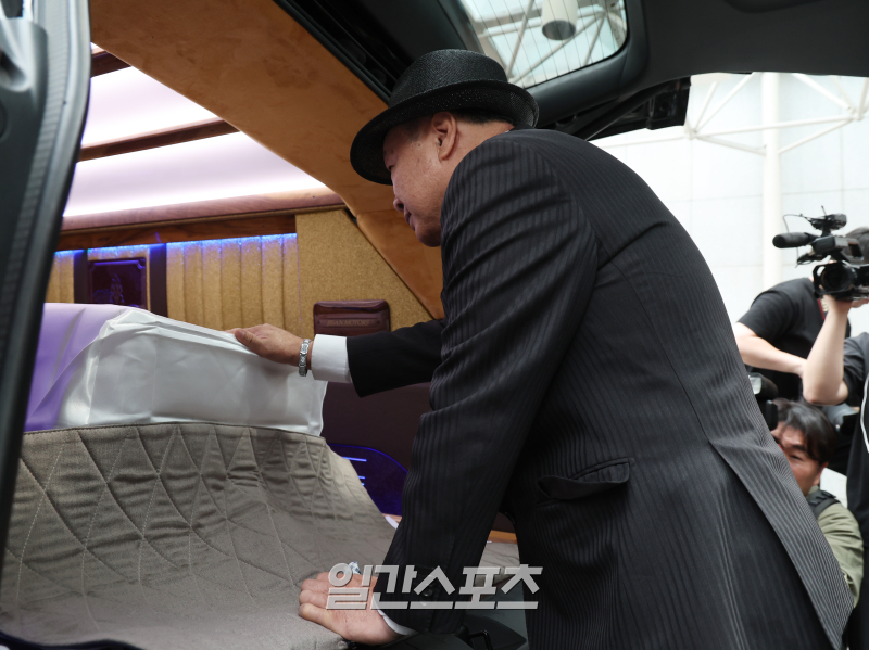 [포토] 남편 홍수환 배웅 속 영면에 든 가수 옥희