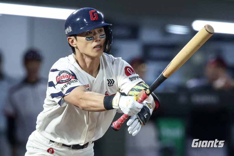눈 밑에 'JUNG HOON' 새기고 3타점 맹타…'전민재 3타점' 롯데, 정훈 은최식서 선두 LG 잡았다