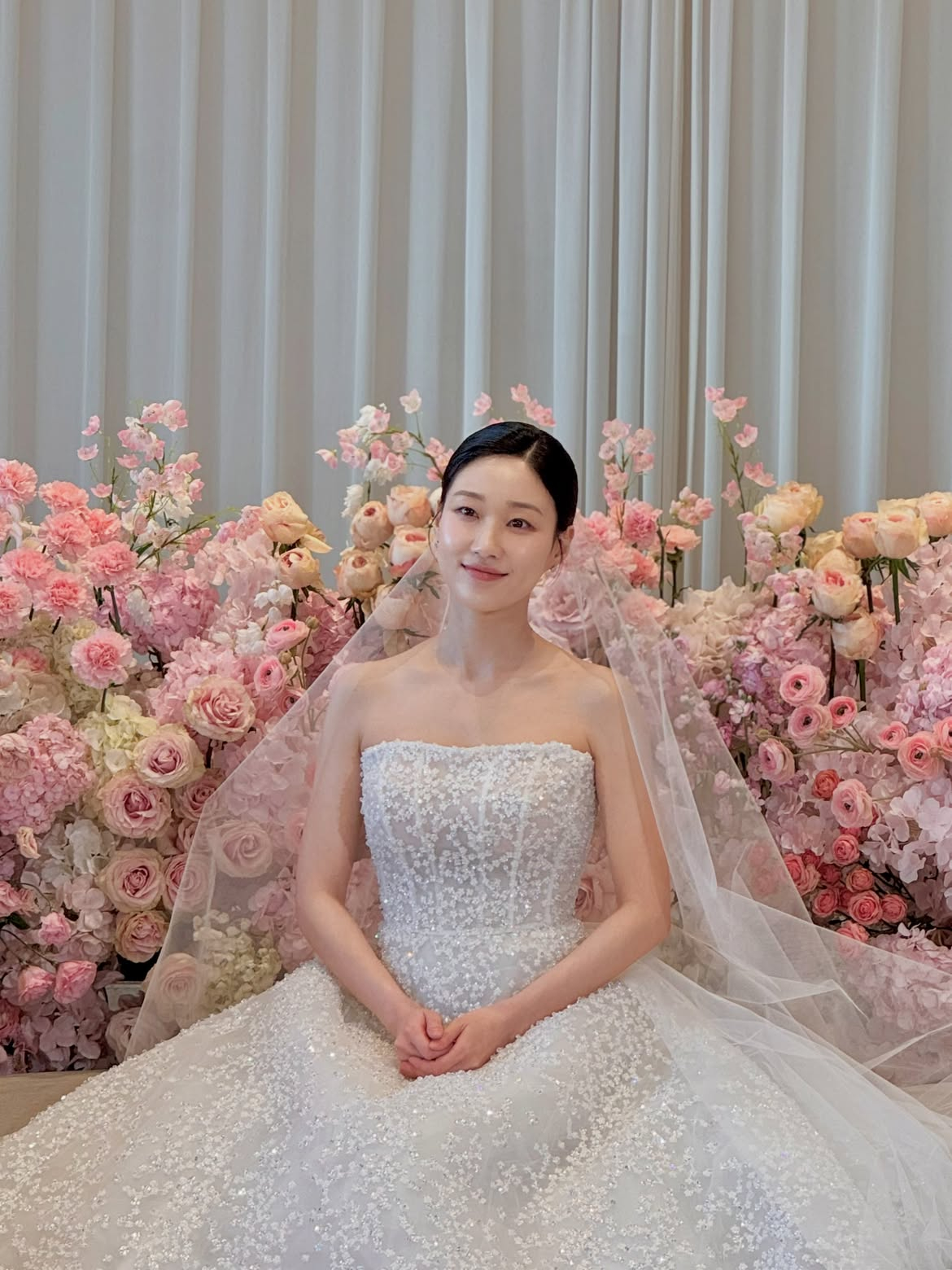 ‘<b>아파트</b>’ 하윤경, 웨딩드레스 사진 공개 “저 결혼해요”