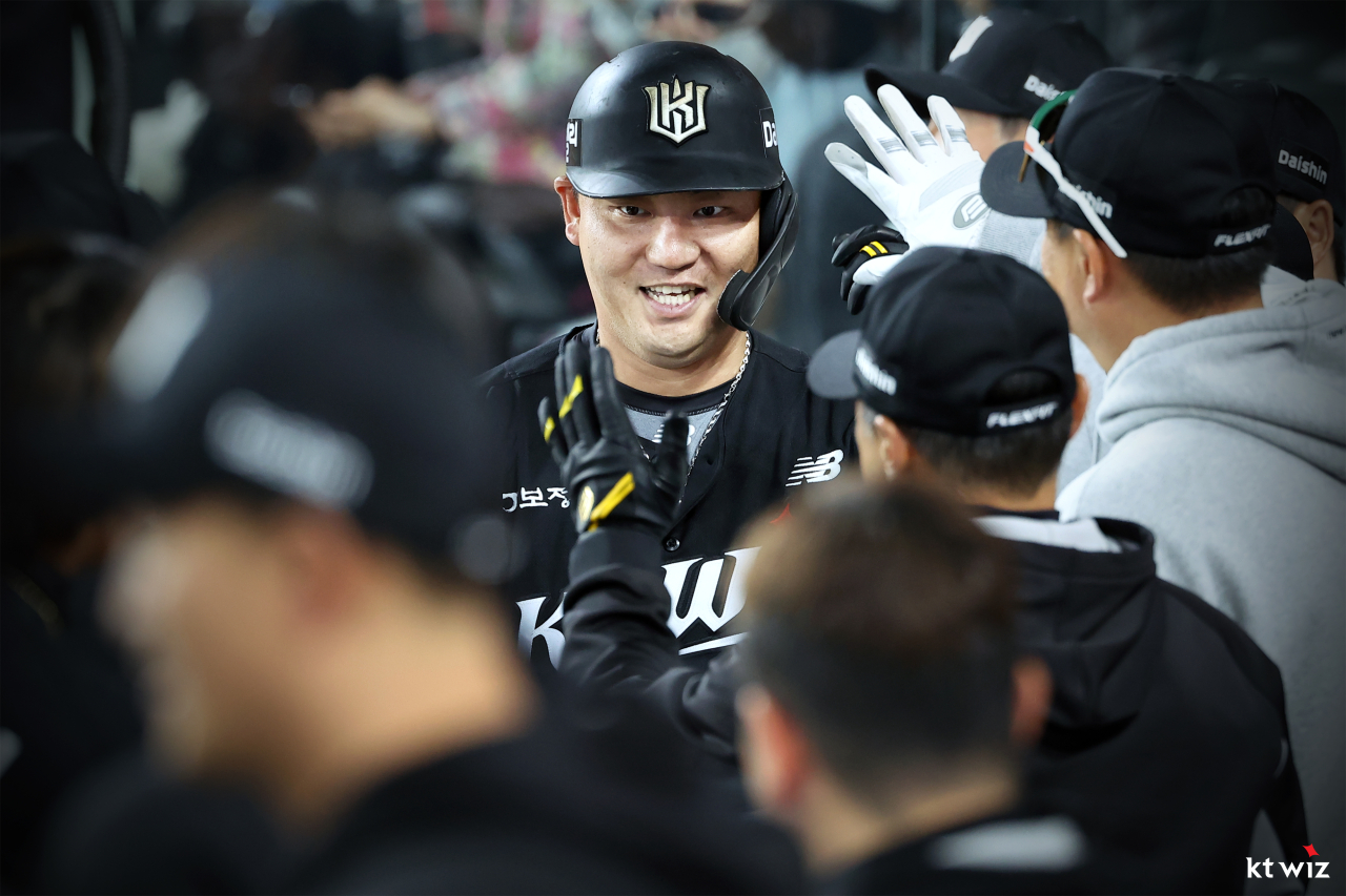 [IS 잠실] "3승한다" AI 뛰어넘은 <b>KT</b>, <b>7연승</b>에 2위 등극! '패패패패패' L...