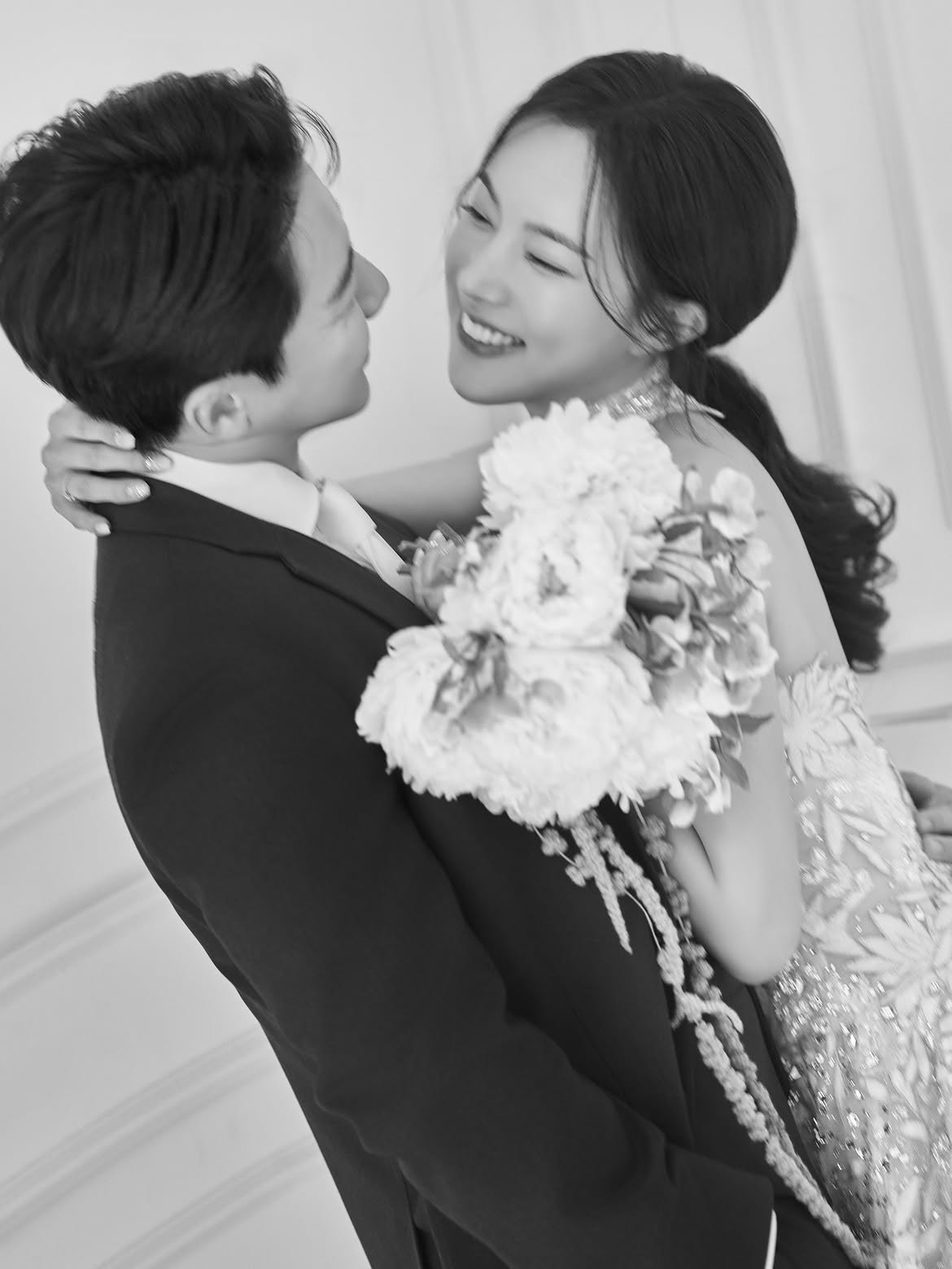 <b>김나희</b>, 남주혁 닮은 <b>예비 남편</b>과 웨딩 화보…“더 없이 행복한 날”...